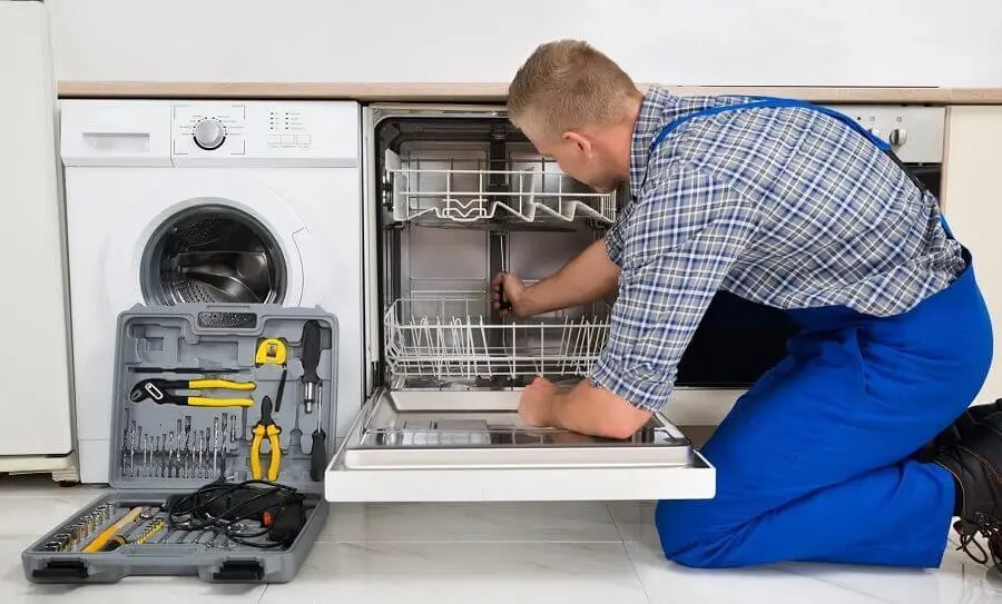 Balçova Termodinamik servisi teknisyen ekibi beyaz eşya tamiri yaparken